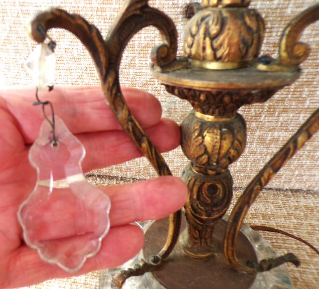 Lámpara lateral de latón con gotas de cristal