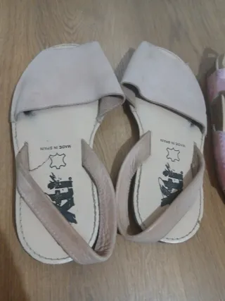 4 zapatos: 2 Sandalias pablosky  / 1 xti / 1 zueco