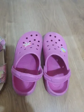 4 zapatos: 2 Sandalias pablosky  / 1 xti / 1 zueco