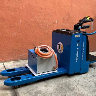 TRANSPALETA ELECTRICA CON PLATAFORMA BYD PTP20S