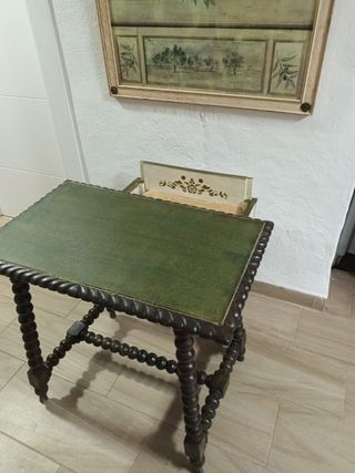 Mesa y sillas antigua está totalmente restaurado