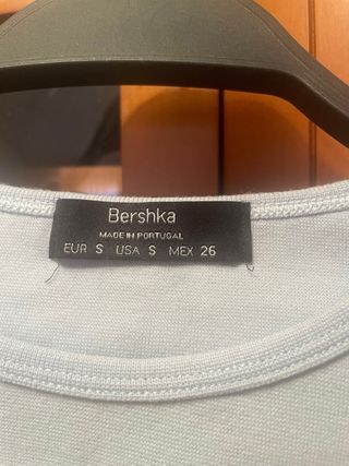 Camiseta cropped Bershka azul