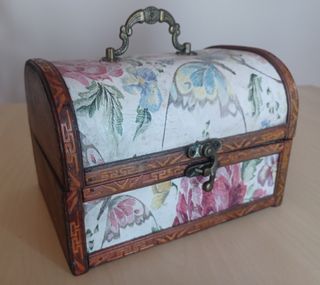 Scatola in legno vintage decorata, coperchio a volta.
