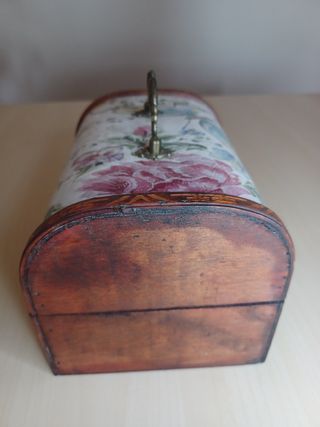 Scatola in legno vintage decorata, coperchio a volta.