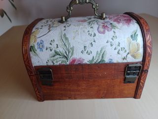 Scatola in legno vintage decorata, coperchio a volta.