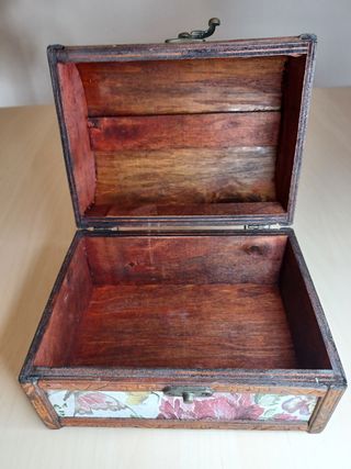 Scatola in legno vintage decorata, coperchio a volta.