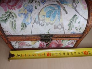 Scatola in legno vintage decorata, coperchio a volta.
