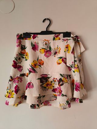 Falda blanca de Zara con flores rosas y naranjas
