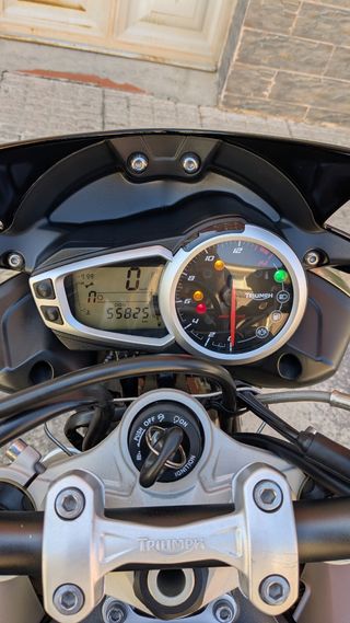 Triumph street triple 675 Limitada en papeles A2