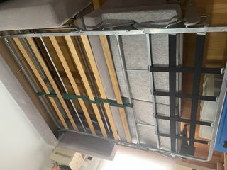 Sofá cama de tres plazas.