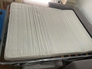 Sofá cama de tres plazas.