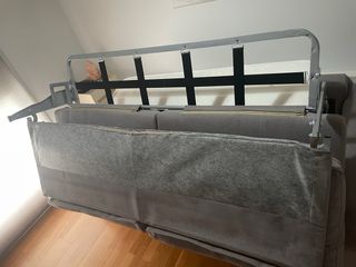Sofá cama de tres plazas.