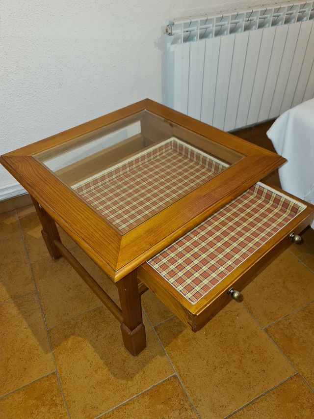 Mesa supletoria de salon.