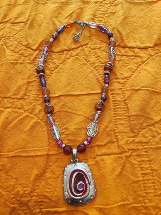 Collar con colgante morado y naranja