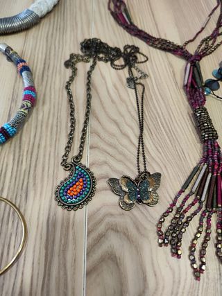 Set de 11 piezas, collares, brazalete, colgantes.