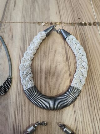 Set de 11 piezas, collares, brazalete, colgantes.