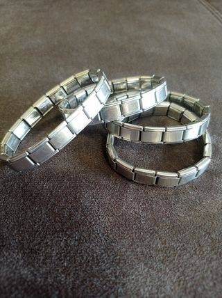 Pulseras de acero inoxidable.