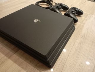 PS4 Pro (PlayStation 4) 4K HDR 2 joystick e gioco