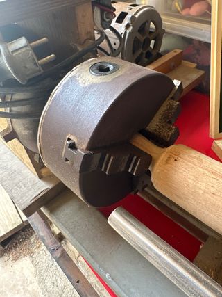 Torno carpintero artesanal con juego de gubias