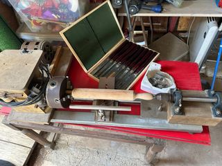 Torno carpintero artesanal con juego de gubias