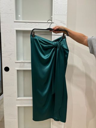 Falda de saten sin estrena ideal para feria y eventos 
