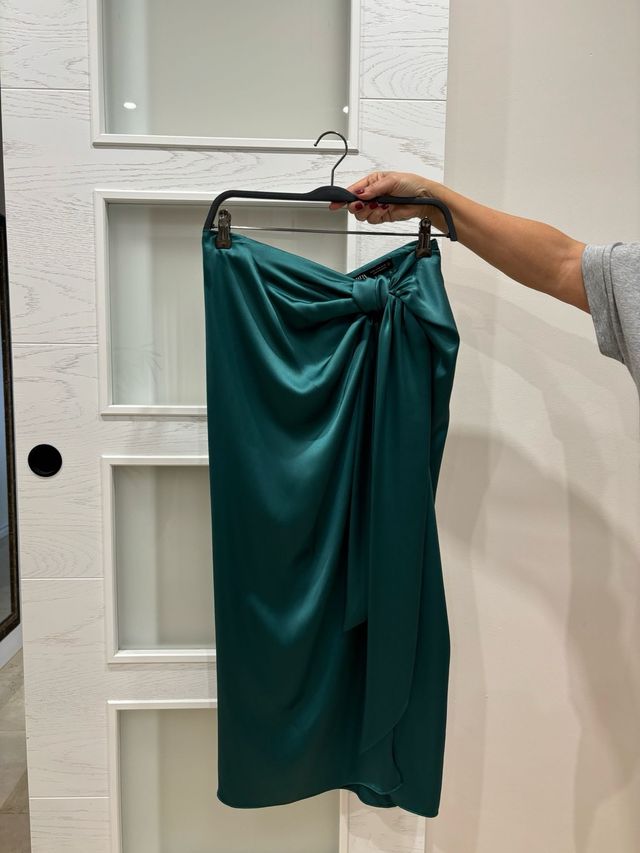 Falda de saten sin estrena ideal para feria y eventos