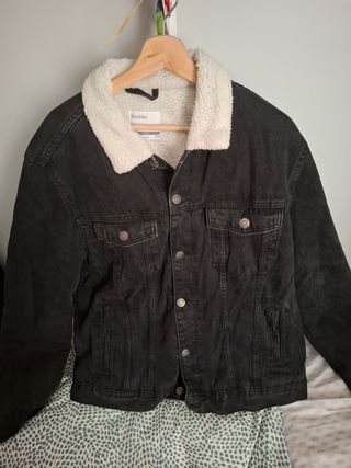 Chaqueta Bershka borreguillo negra - Talla L