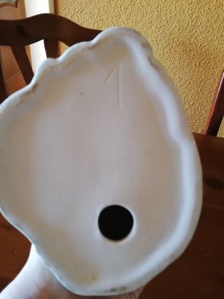 Figura de porcelana señor sentado.