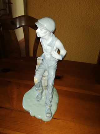 Figura de porcelana señor sentado.