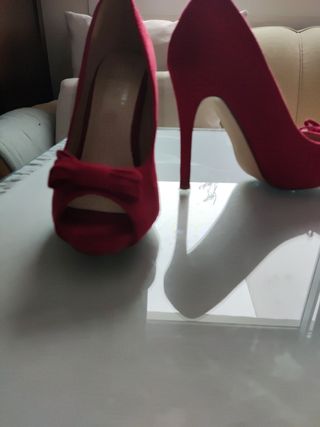 Zapatos rojos de antelina con tacón alto