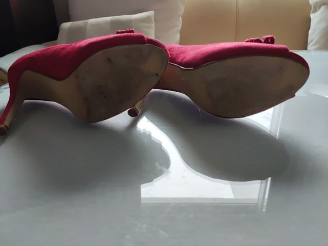 Zapatos rojos de antelina con tacón alto