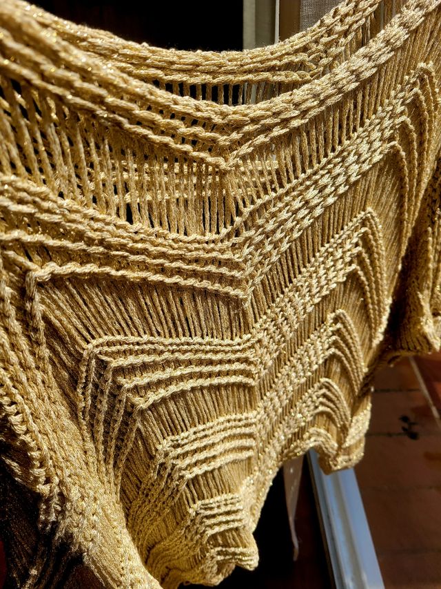 Poncho corto dorado mujer oversize