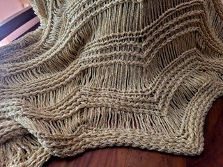 Poncho corto dorado mujer oversize