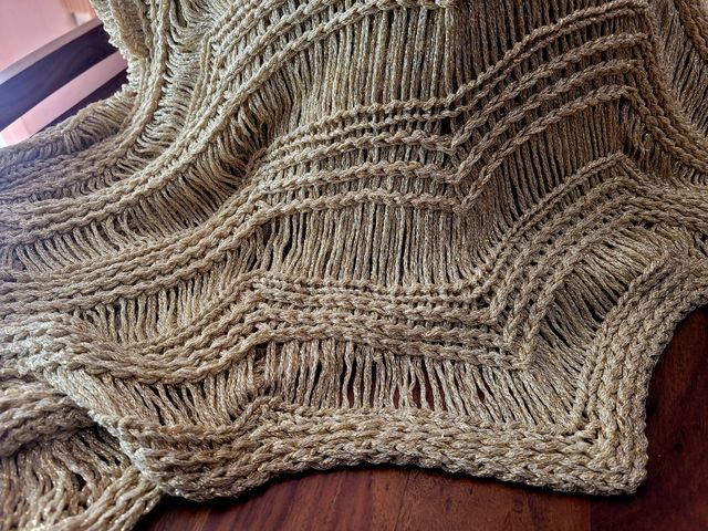 Poncho corto dorado mujer oversize