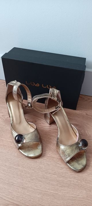 Sandalias doradas tacón medio