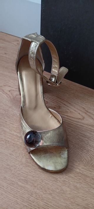 Sandalias doradas tacón medio