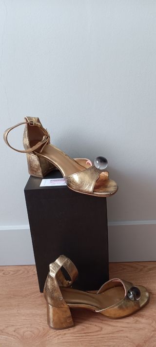 Sandalias doradas tacón medio