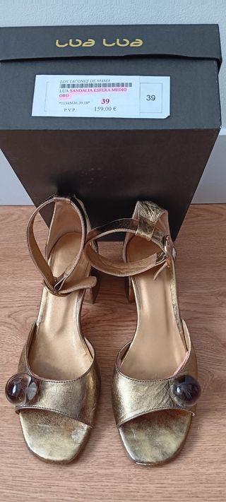 Sandalias doradas tacón medio