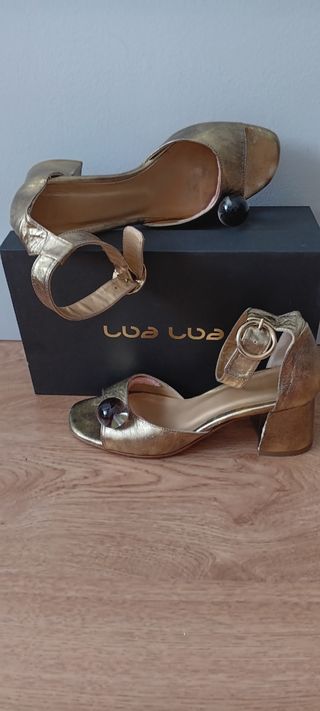 Sandalias doradas tacón medio