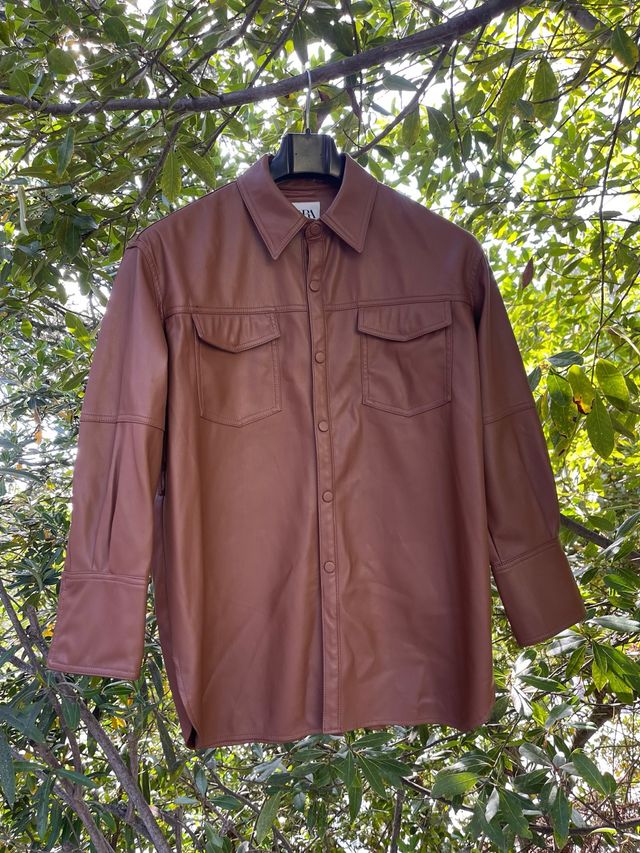 Sobrecamisa Zara marrón efecto piel