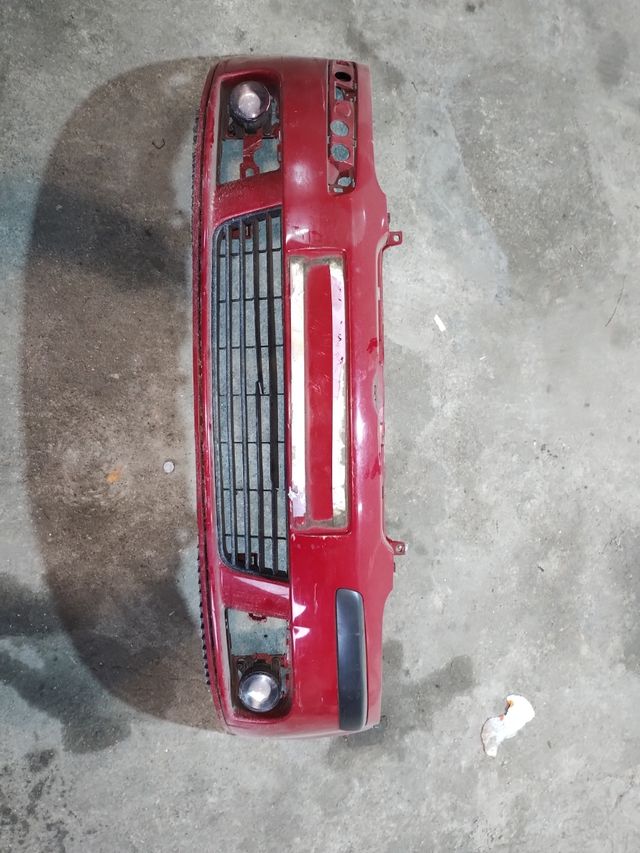 Paragolpes delantero Golf V rojo