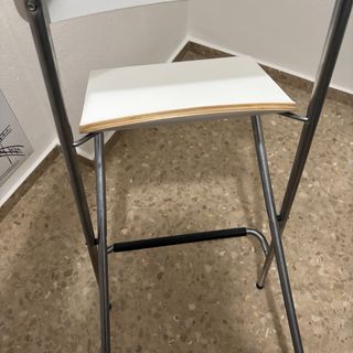 Silla plegable blanca y metalica