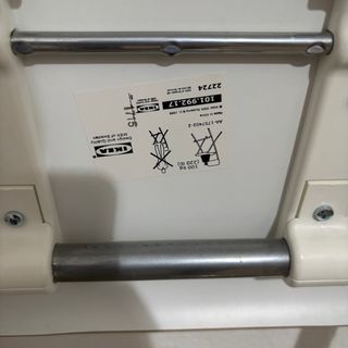 Silla plegable blanca y metalica