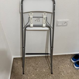 Silla plegable blanca y metalica