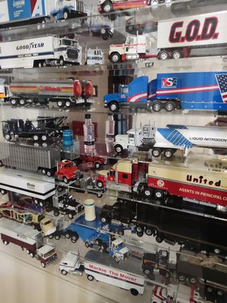 Colección camiones escala 1:64