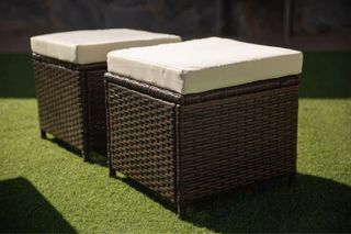 SOFA RINCONERA RATAN MAS MESA Y 2 PUFFS.