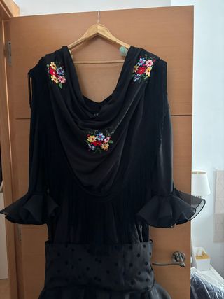 Mantón negro con flores bordadas