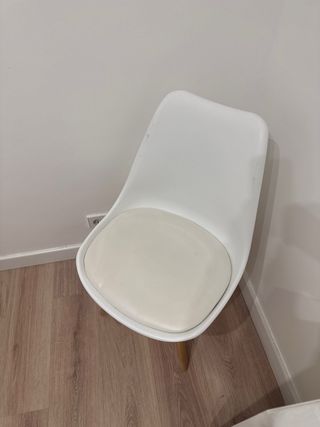 4 Sillas nórdicas blancas - Patas madera
