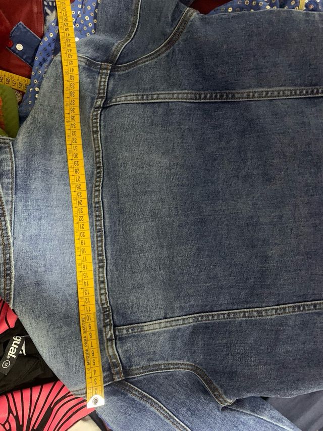 Cazadora vaquera edición Mickey Mouse desigual