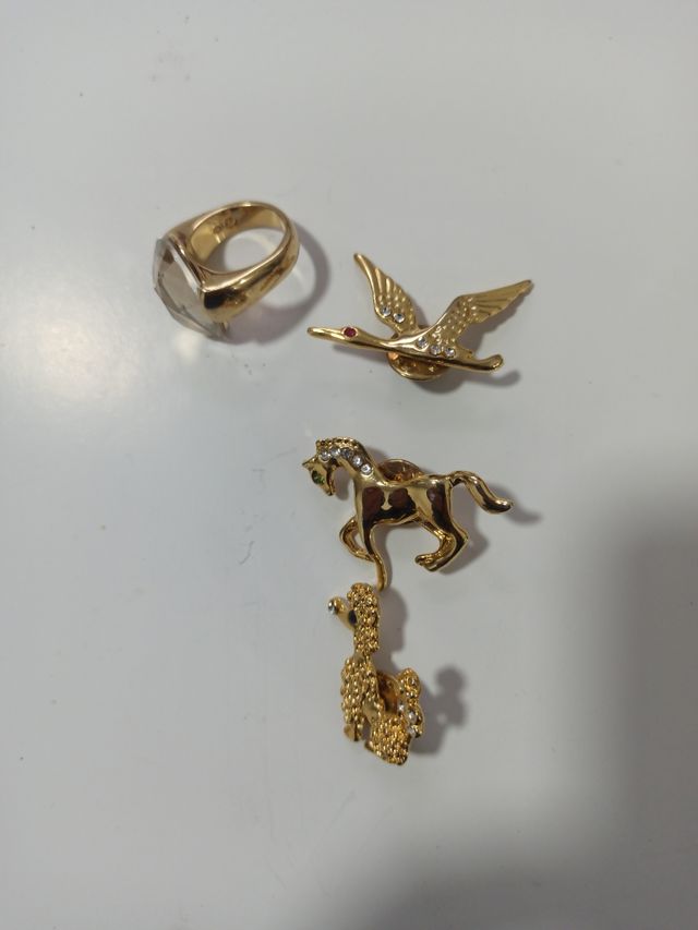 Anillo y broches dorados Swarovski lote 50 euros